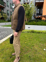 Load image into Gallery viewer, preorder men’s rudi vest (khaki)
