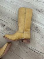 Load image into Gallery viewer, New Frye Campus 14L leather boots (banana)
