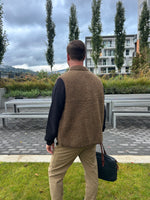 Load image into Gallery viewer, preorder men’s rudi vest (khaki)
