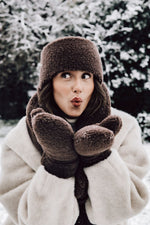 Load image into Gallery viewer, Preorder gully mittens (chocolate martini)
