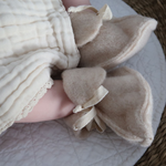 Load image into Gallery viewer, wool baby booties with white drawstring (beige) )
