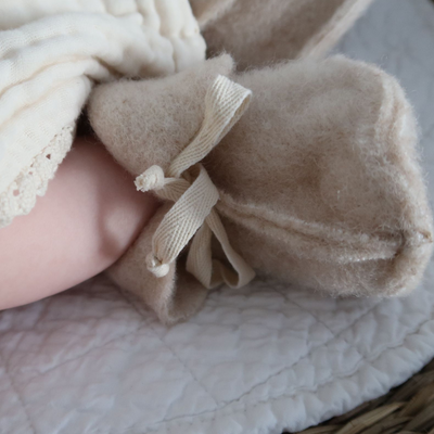 wool baby booties with white drawstring (beige) )